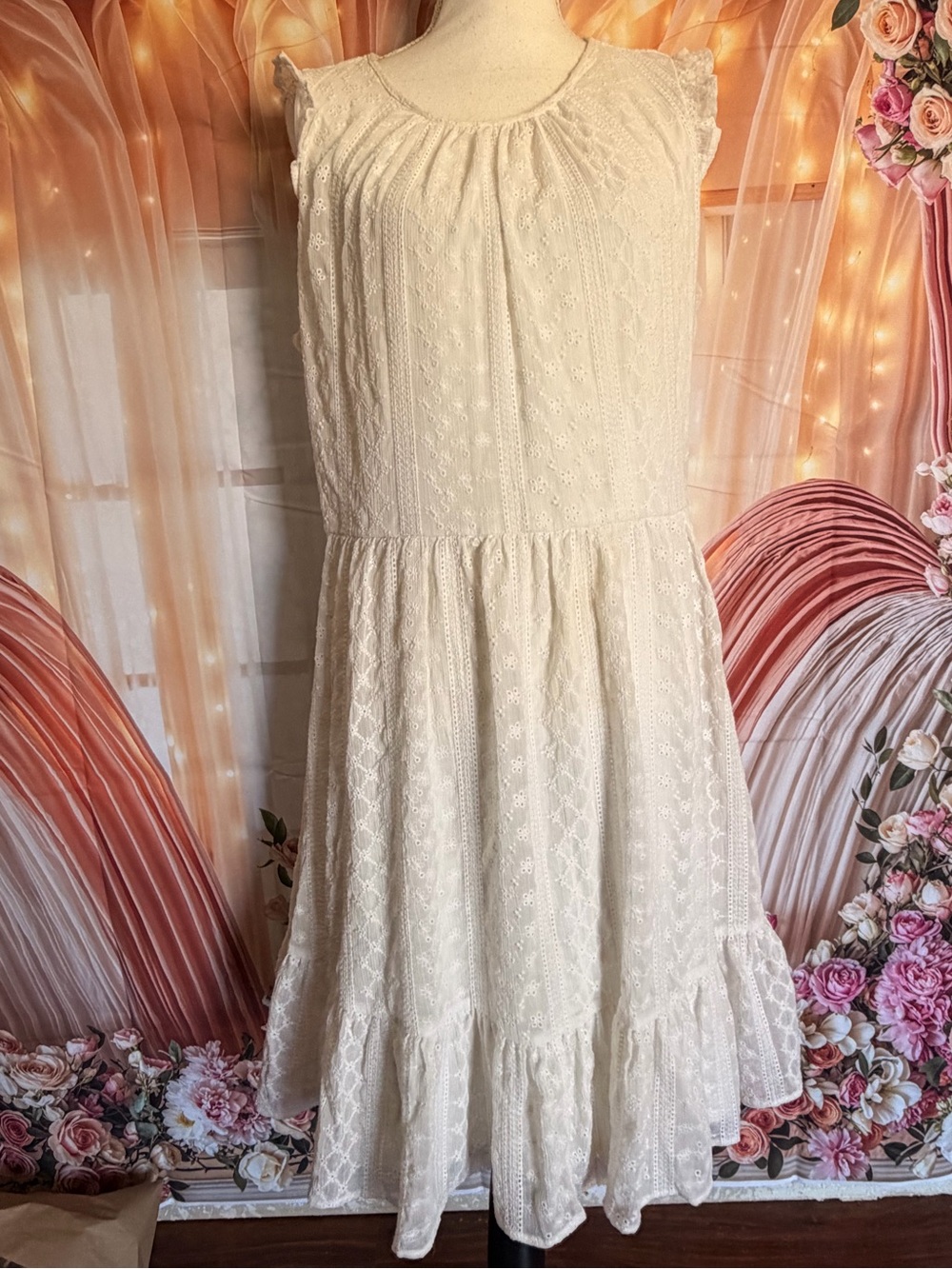 Calvin Klein Elegant Cream Lace Sleeveless Dress